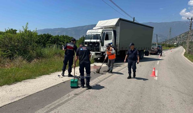 Kamyonla çarpışan motosikletli hayatını kaybetti