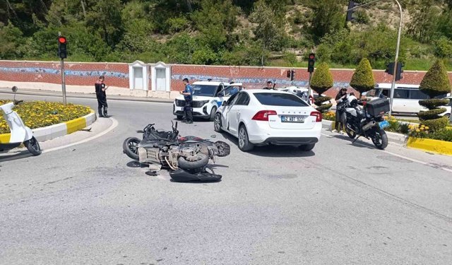 Motosiklet ile otomobil çarpıştı, 2 genç yaralandı