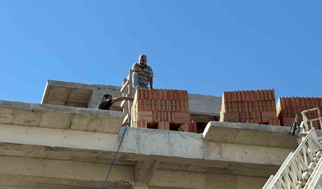 Antalya'da inşaatta mahsur kalan ustayı itfaiye ekipleri kurtardı