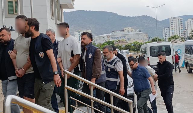 Kozan'da 5 cinayet şüphelisi adliyeye sevk edildi