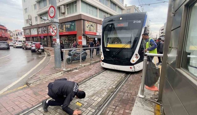 Tramvayın altına giren yavru kedi, yolcuları ve durak görevlilerini alarma geçirdi