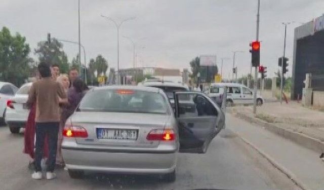 Adana'da trafikte kadınlı erkekli kavga kameraya yansıdı