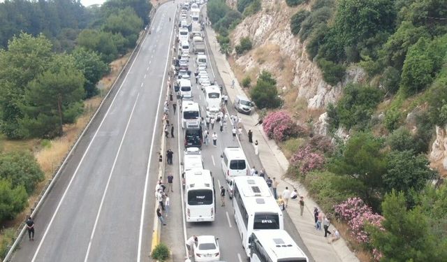 Antalya-Kemer yolunu kilitleyen kaza: Kilometrelerce kuyruğun sebebini telefonlarına gelen videodan öğrendiler