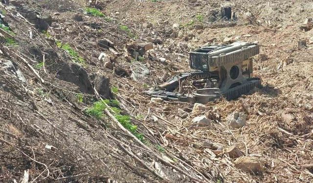 Devrilen iş makinesinin altında kalan operatör hayatını kaybetti