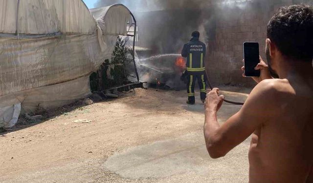 Seraların arasında park halindeki otomobil alev alev yandı