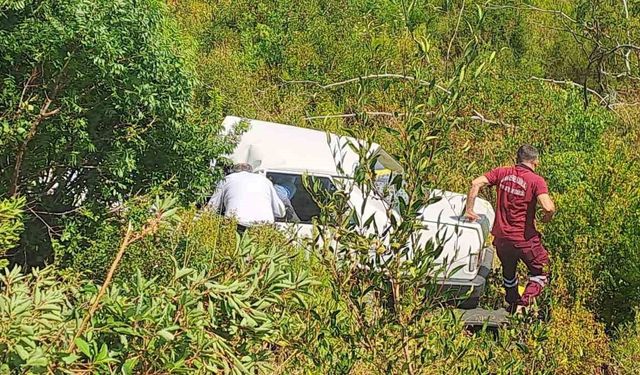 5 metreden şarampole yuvarlanan otomobildeki 2 kişi yaralandı