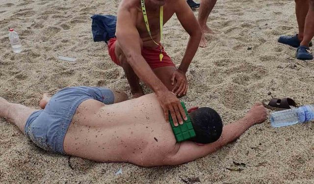 Alanya'da boğulma tehlikesi geçiren tatilciyi cankurtaran kurtardı