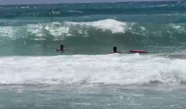 Alanya'da boğulma tehlikesi geçiren tatilciyi cankurtaranlar kurtardı