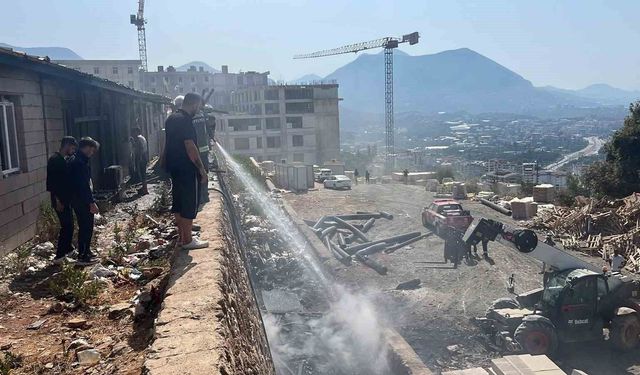 Alanya'da inşaat boruları alev aldı, yangın yatakhaneye sıçradı