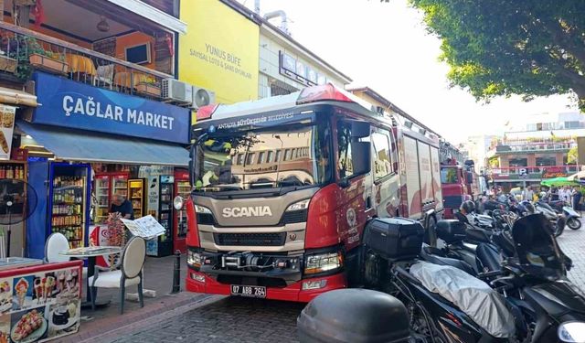 Alanya'da restoran bacasında çıkan duman paniğe neden oldu