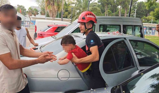 Antalya'da otomobilde kilitli kalan çocuğu itfaiye kurtardı