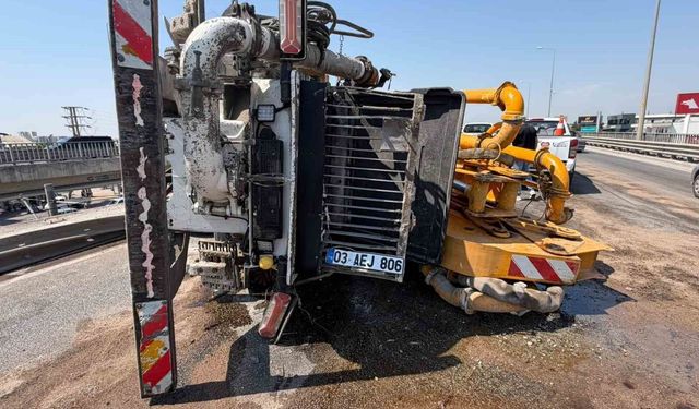 Beton pompası kamyonu bariyerlere çarpıp yan yattı
