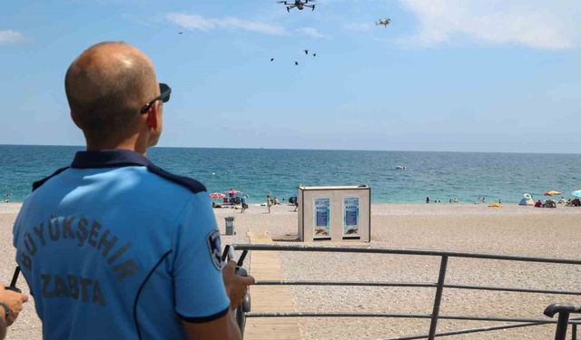 Büyükşehir zabıtası Konyaaltı Sahili'nde dron desteğiyle denetimlerini sürdürüyor