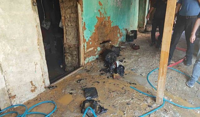 Kovada yakılan kağıtlar tekrar alevlendi, yangın eve sıçramadan söndürüldü