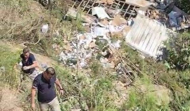 Kumluca'da şarampole devrilen kamyon şoförü hayatını kaybetti