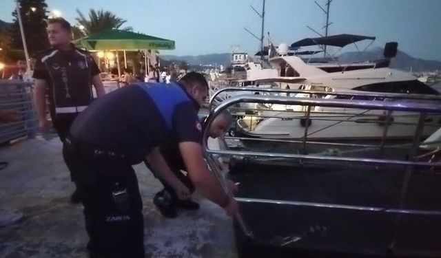 Tur teknesi çalışanlarının birbirine girdiği kavga anı görüntülendi