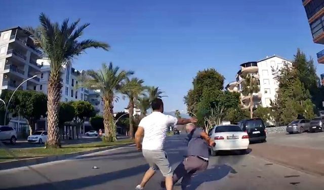 Yaşlı adamın yere düştüğü yumruklu trafik kavgasının yeni görüntüleri ortaya çıktı
