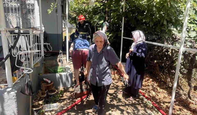 Yaşlı çift alevlerin sardığı evden komşuların uyarısıyla çıktı
