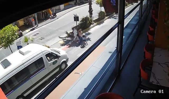 Yayaya yol veren minibüse arkadan araç çarptı, kaza anı kamerada