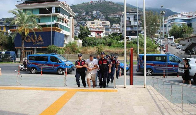 Alanya'da emlak ofisini kurşunlayan 2 şüpheli tutuklandı