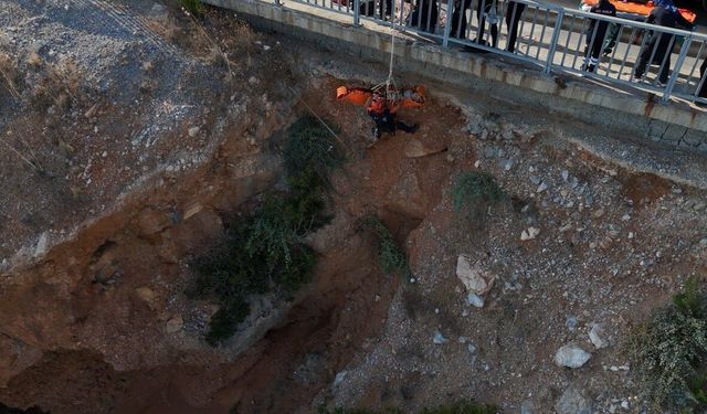 Deniz keyfi hastanede son buldu, kayalık alanda mahsur kalan vatandaş 2 saatte kurtarıldı