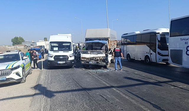 Kamyon, kamyona arkadan çarptı, 5 kilometre araç kuyruğu oluştu