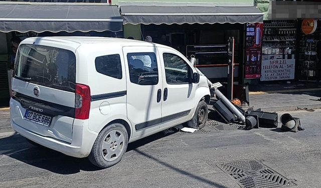 Ticari taksiyle çarpışan hafif ticarinin iş yerine girmesini trafik lambaları önledi