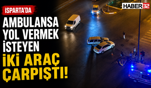Ambulansa Yol Vermek İsteyen İki Araç Çarpıştılar!