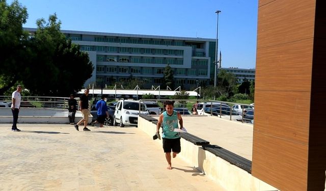 Kan ter içinde elide terlikle yalınayak koşarak geldiği sınavı saniyelerle kaçırdı