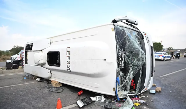Antalya-Isparta yolunda yolcu otobüsü devrildi: 17 yaralı