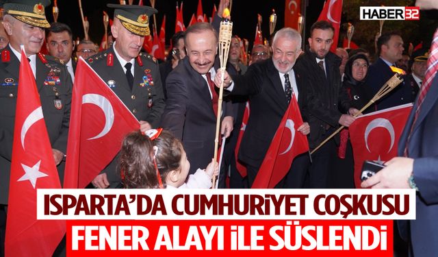 Isparta’da Cumhuriyet Coşkusu Fener Alayı İle Süslendi