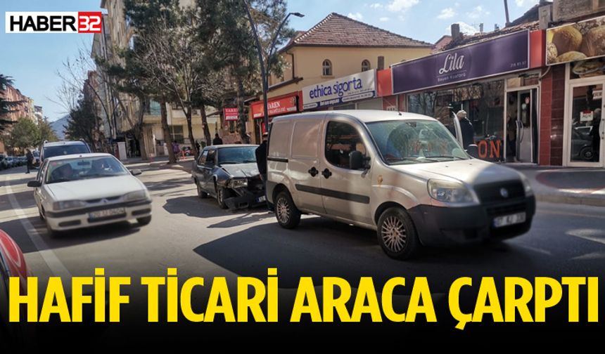 Isparta'da kaza: Otomobil hafif ticari araca çarptı