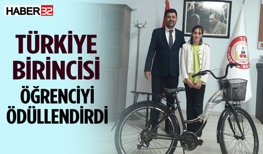 Türkiye Birincisine bisiklet hediye etti