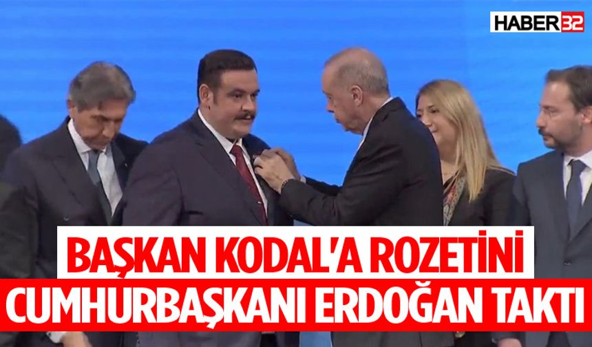 Başkan Kodal'a rozetini Cumhurbaşkanı Erdoğan taktı