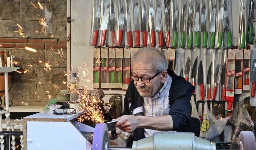Antalya’da bıçak bileme ustası mesleğini yaşatıyor, 50-60 bin liraya çırak bulamıyor