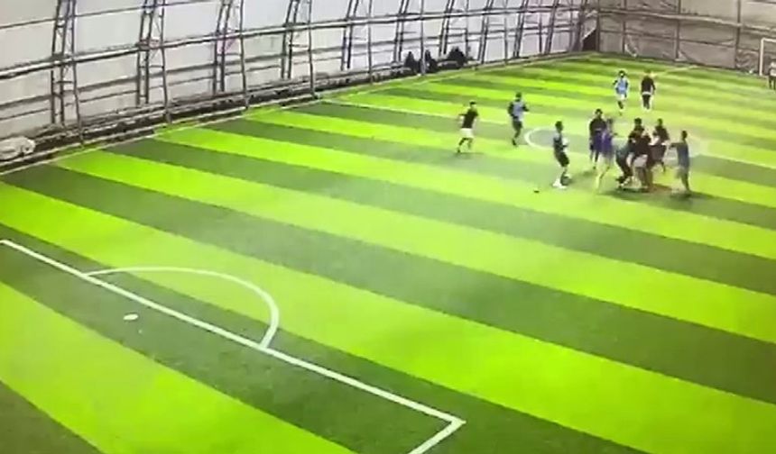 Halı sahadaki tekme tokatlı kavga kameraya yansıdı