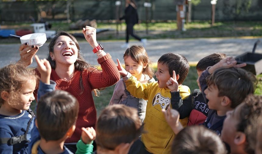 Minik eller tohumları toprakla buluşturdu