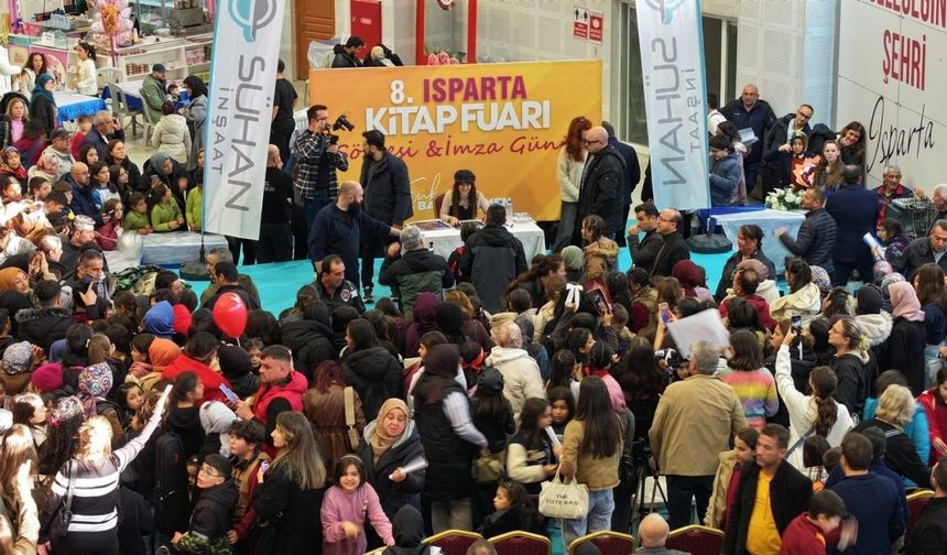 Şarkıcı Melis Fis, 8. Isparta Kitap Fuarı’nda hayranlarıyla buluştu