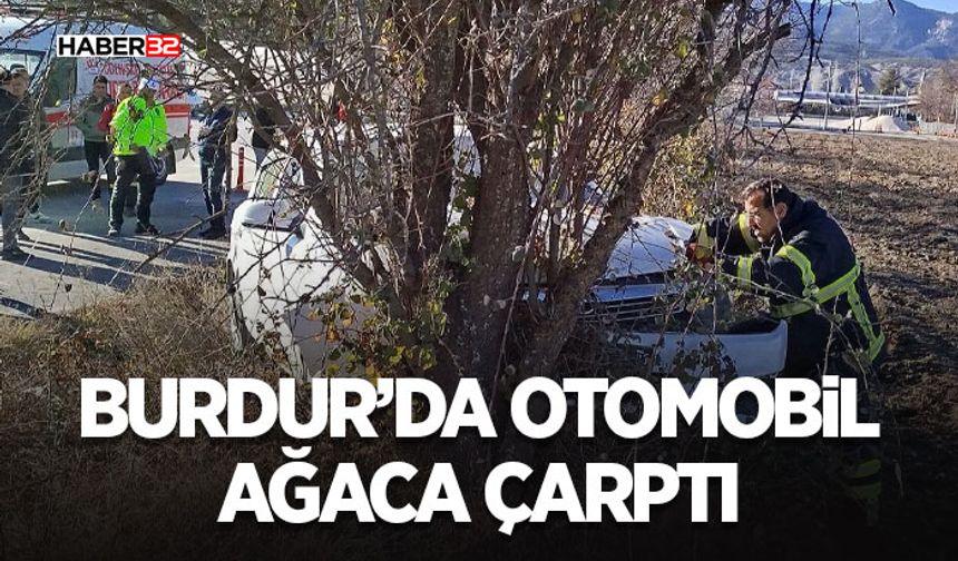 Burdur’da Otomobil Ağaca Çarptı