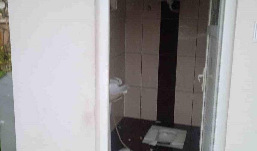 Alanya'da umumi tuvaletin camları ve seramiklerini kırdılar