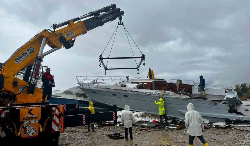 Antalya'da hortumun vurduğu tekneler vinçlerle kurtarılıyor