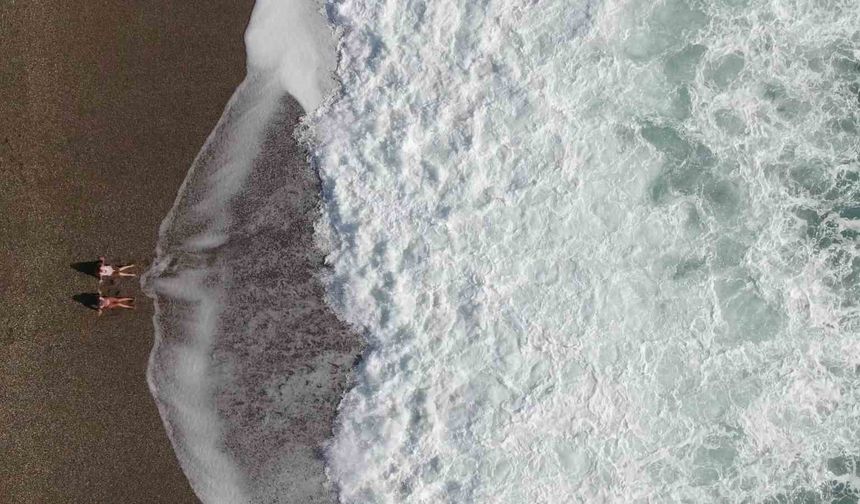 Bir hafta aradan sonra güneşi gören Antalyalılar sahile akın etti