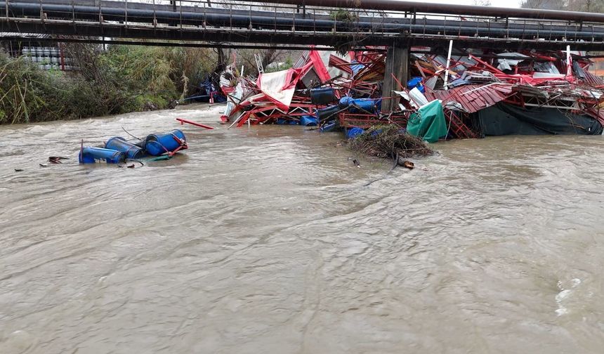 Dimçayı taştı, işletmeler su altında kaldı hasarın boyutu dronla görüntülendi