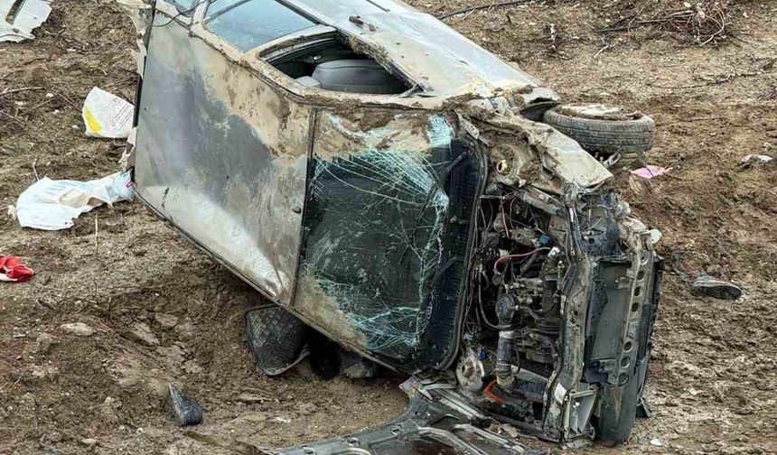 Isparta'da otomobil şarampole yuvarlandı: 1'i ağır 2 yaralı