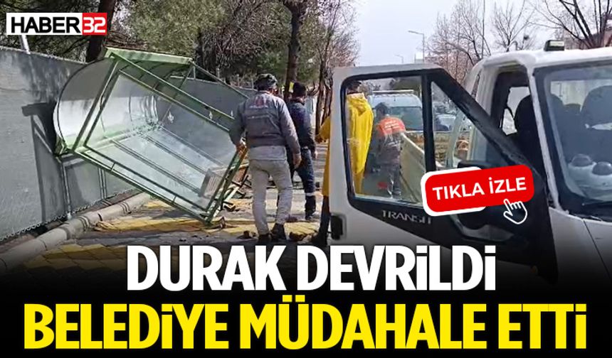 Durak Devrildi Belediye Müdahale Etti