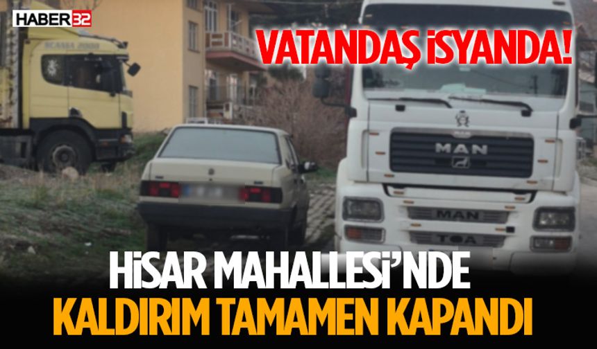 Kaldırımda Araba, Yanında Tır! Vatandaş Çözüm İstiyor