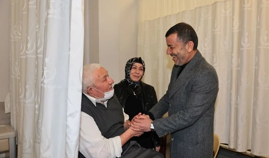 Denizli'de bayram mesaisindeki personele ve hastalara ziyaret