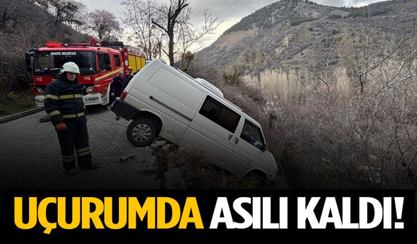Uçurumda Asılı Kaldı Araç Korku Dolu Anlar Yaşattı