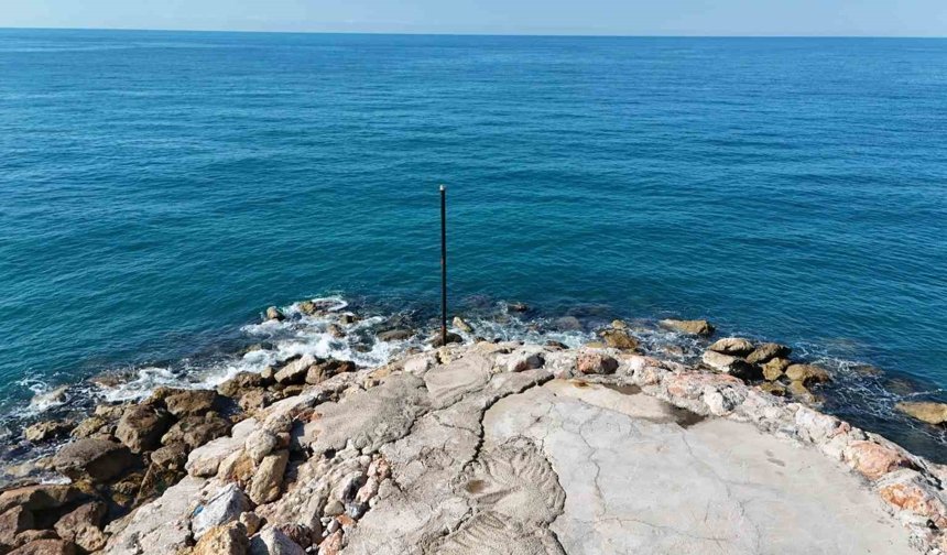 Ambulans kapatılan yol sebebiyle olay yerine ulaşamadı, kalp krizi geçiren vatandaş botla kurtarıldı