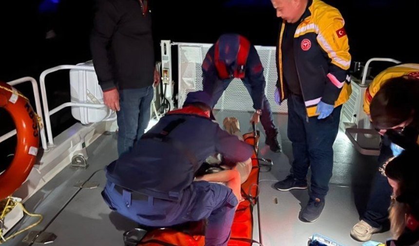 Demre Kaleköy'de rahatsızlanan kişi, sahil güvenlik botuyla tahliye edildi